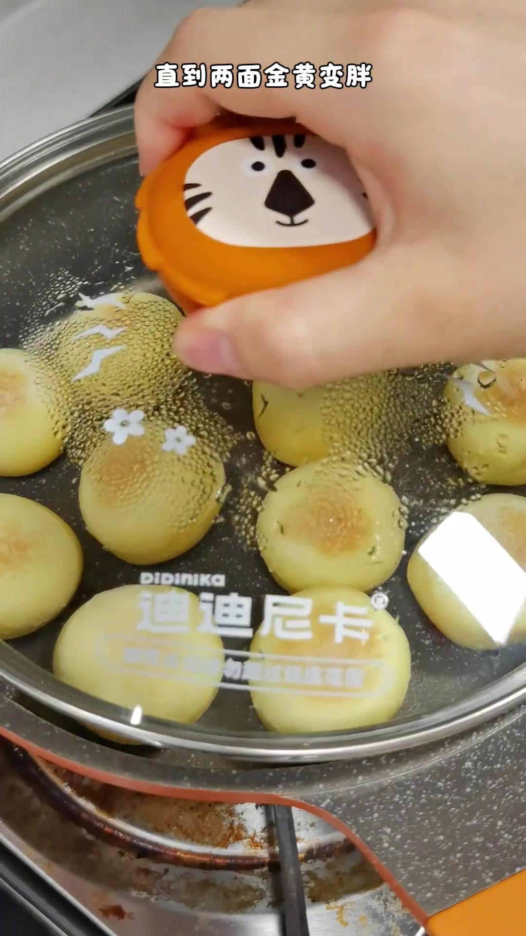 只要2个鸡蛋就能给宝宝做一大盘的小球面包，造型超级可爱