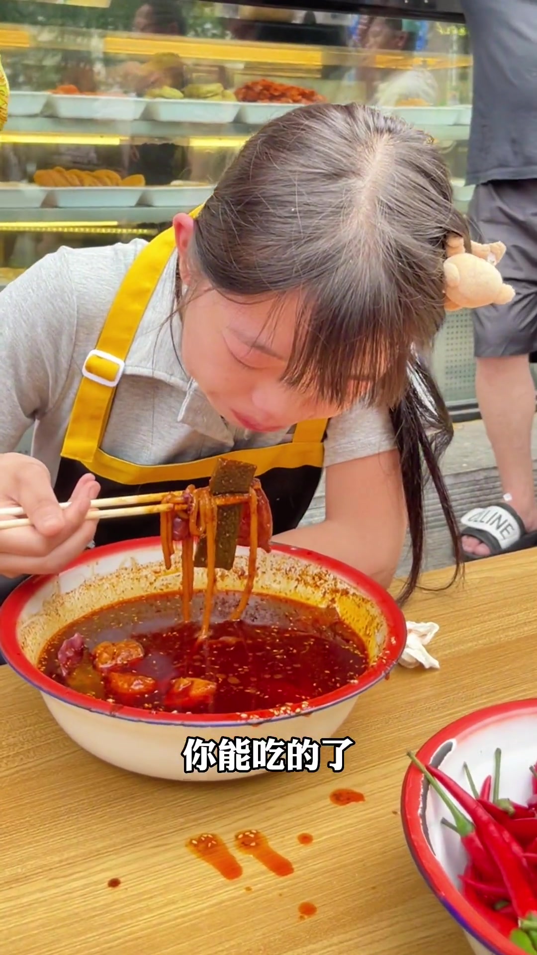 美女吃辣挑战,尝试麻辣烫加10勺辣