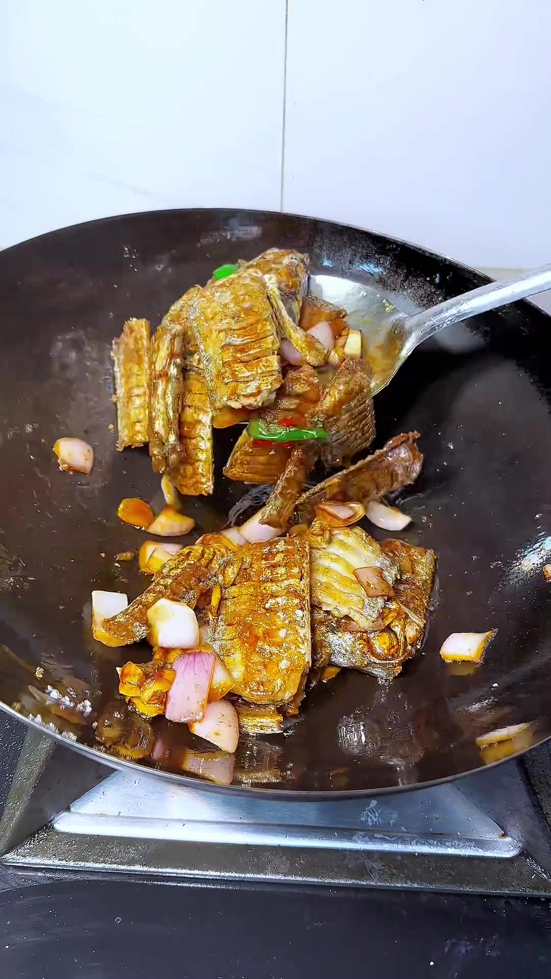 红烧带鱼这样做，肉质鲜嫩不碎不破，做法超简单