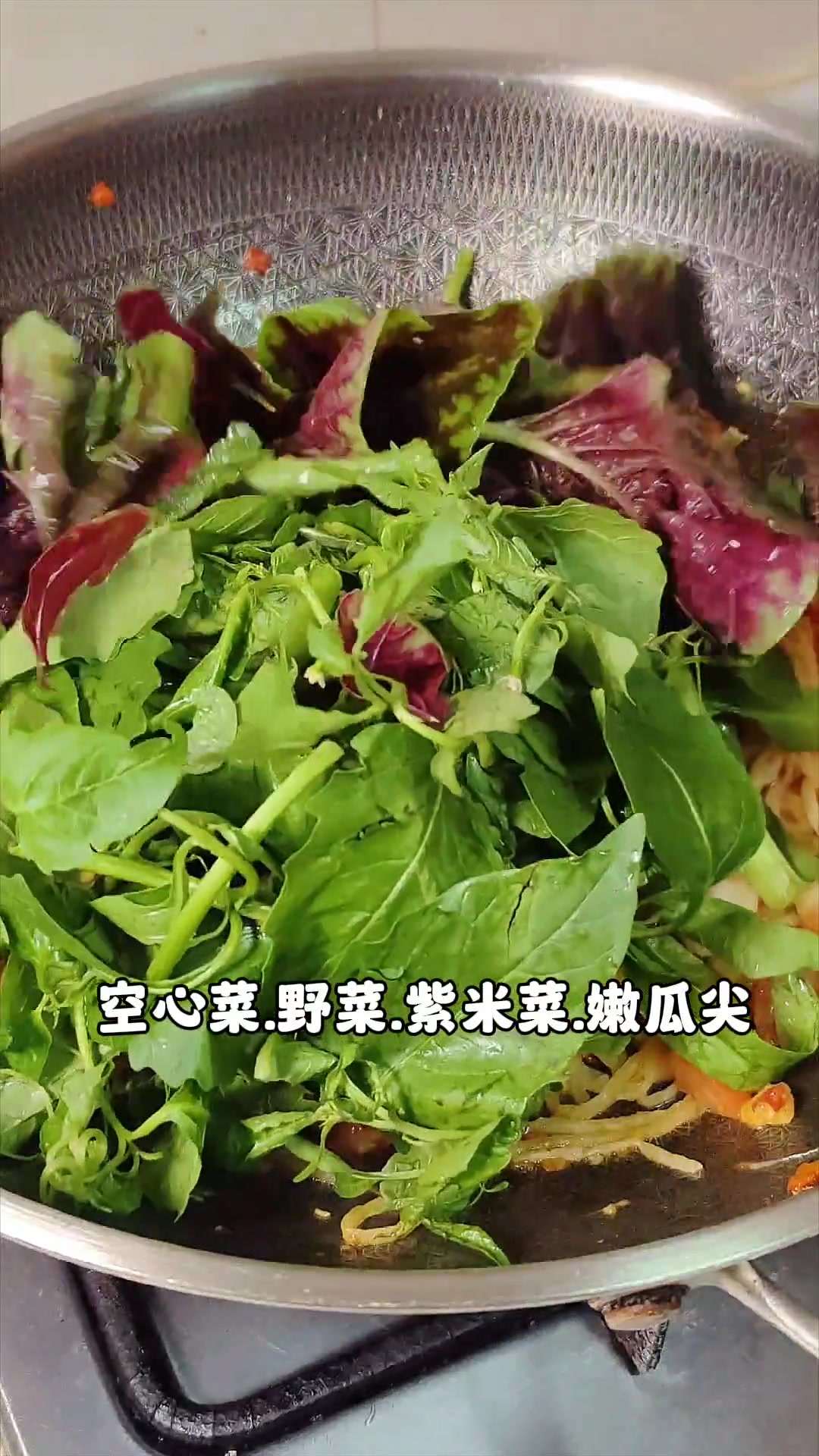 吃傣味少不了酸笋杂菜汤，酸辣解腻又下饭！
