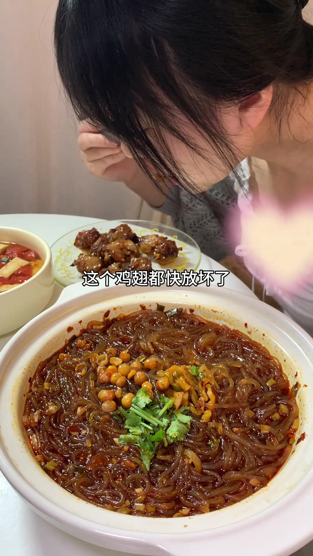 今天吃自制酸辣粉和番茄豆腐汤，外加奥尔良鸡翅，又是吃撑的一天