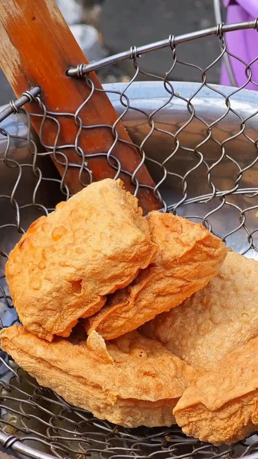 揭秘大别山千年吊锅吃法,腊肉汤底竟要熬制一整年?