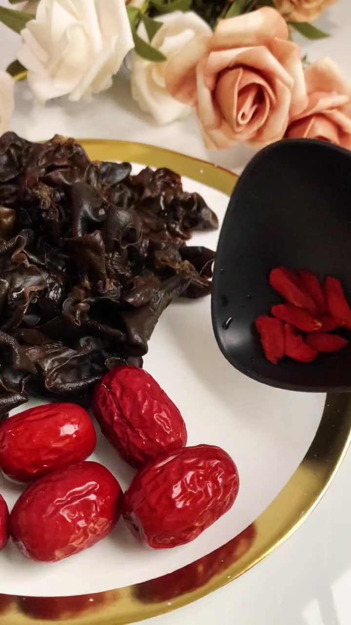 爸爸在家,给他做台湾知名回春汤:黑木耳红枣枸杞紫米