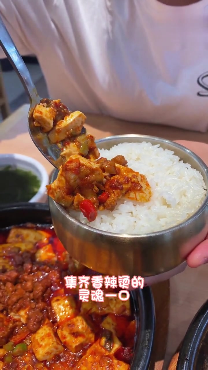 米村拌饭上新酸菜烧肥肠,配石板肉酱豆腐超好吃