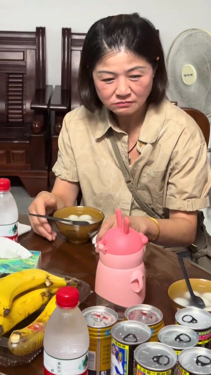 大团圆，吃汤圆！姐姐们喂汤圆啦！