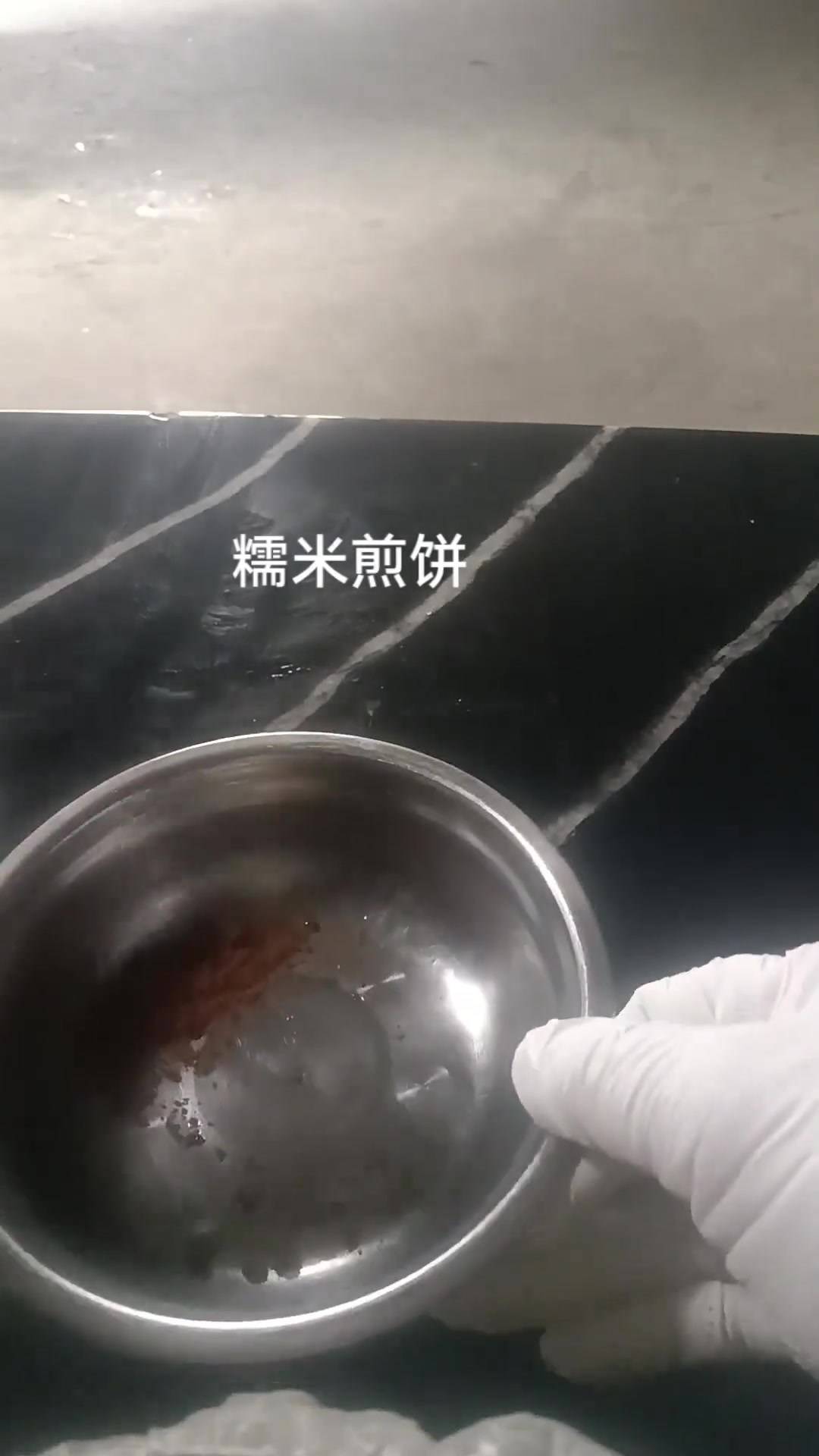 开水烫糯米粉，煎出的饼外脆里糯超好吃！