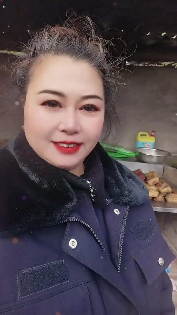 色彩鲜艳的腊肉,烟熏得恰到好处,记忆中最美的味道