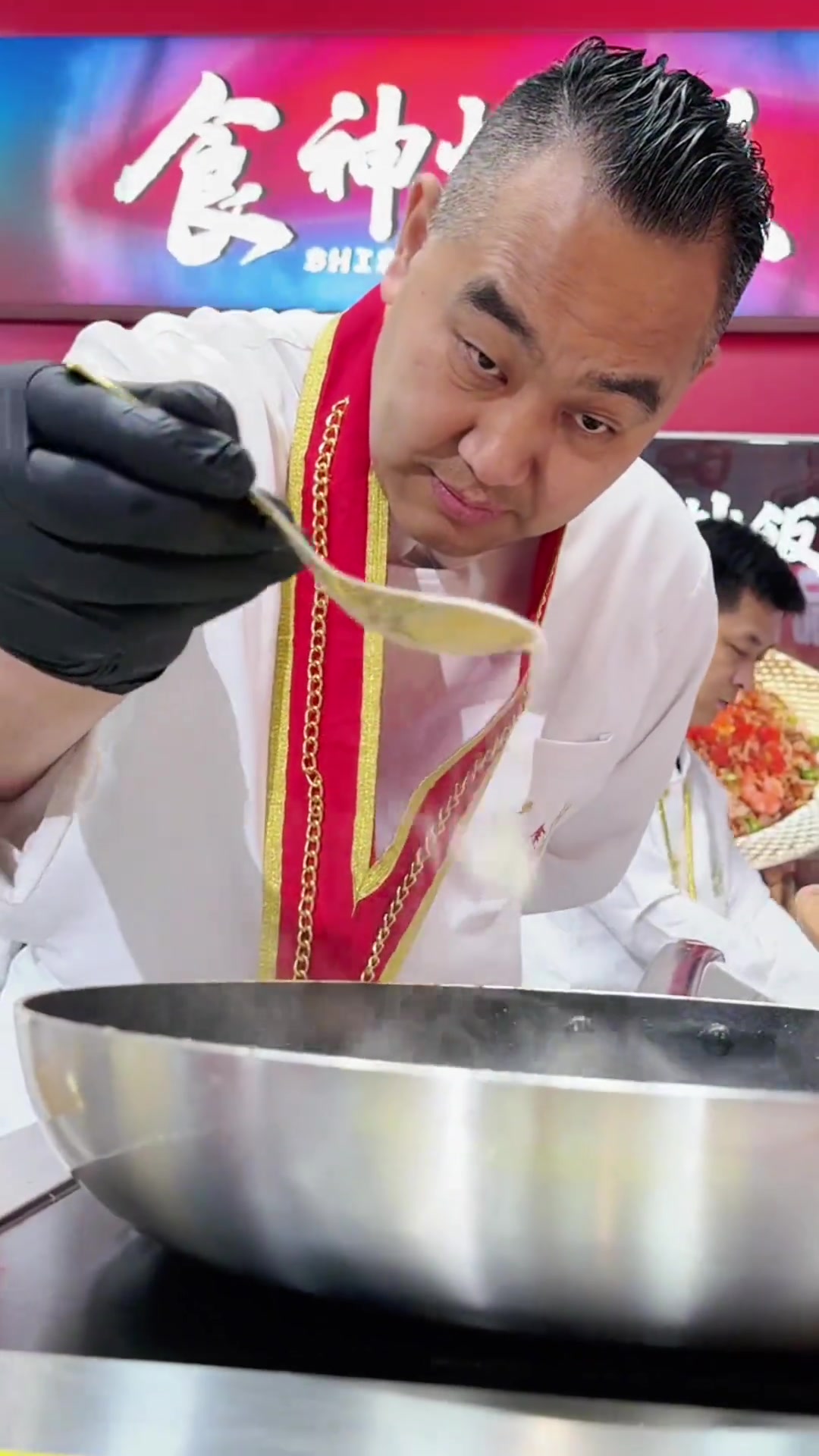 炒饭的姿势很重要，炒饭要好吃，姿势必须要帅