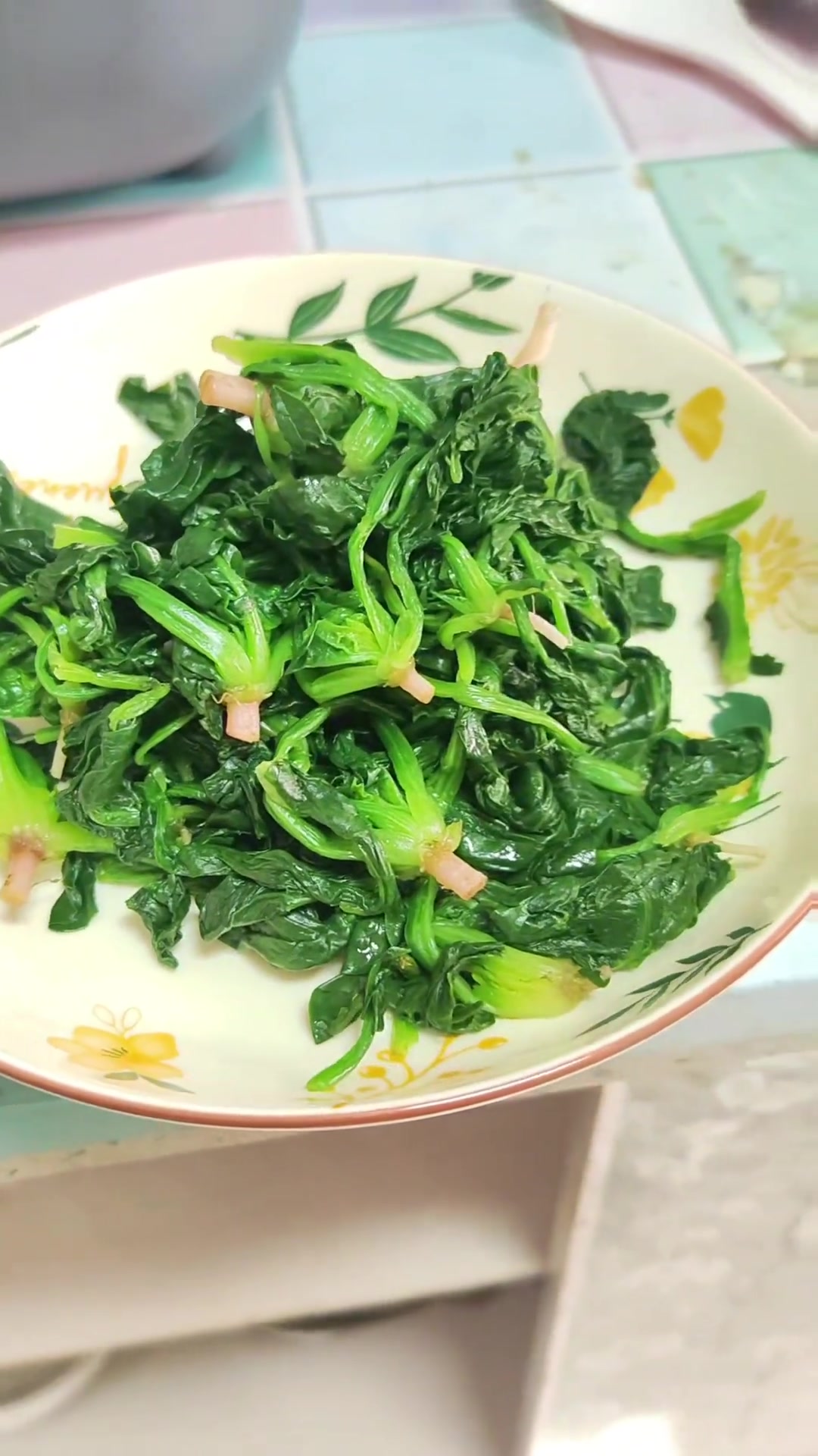 清炒菠菜：买老人的菜好吃健康还能让他们早回家