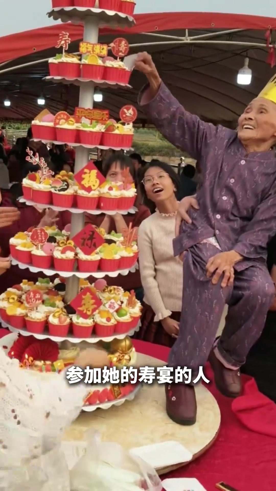 奶奶过九十岁大寿,孙辈“公主抱”老人切蛋糕,现场欢声笑语满是幸福