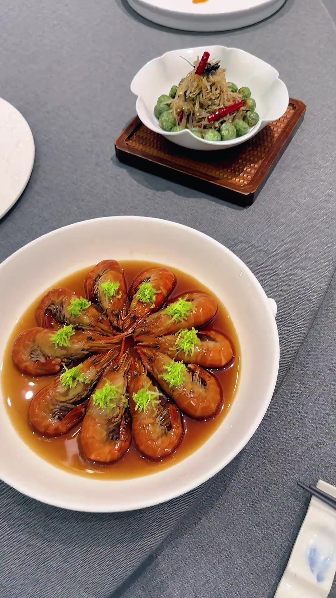 年份陈酒熟醉罗氏虾,配上香水柠檬,又把产品提高一个档次,这样的出品你还喜欢吗?上桌秒空盘的