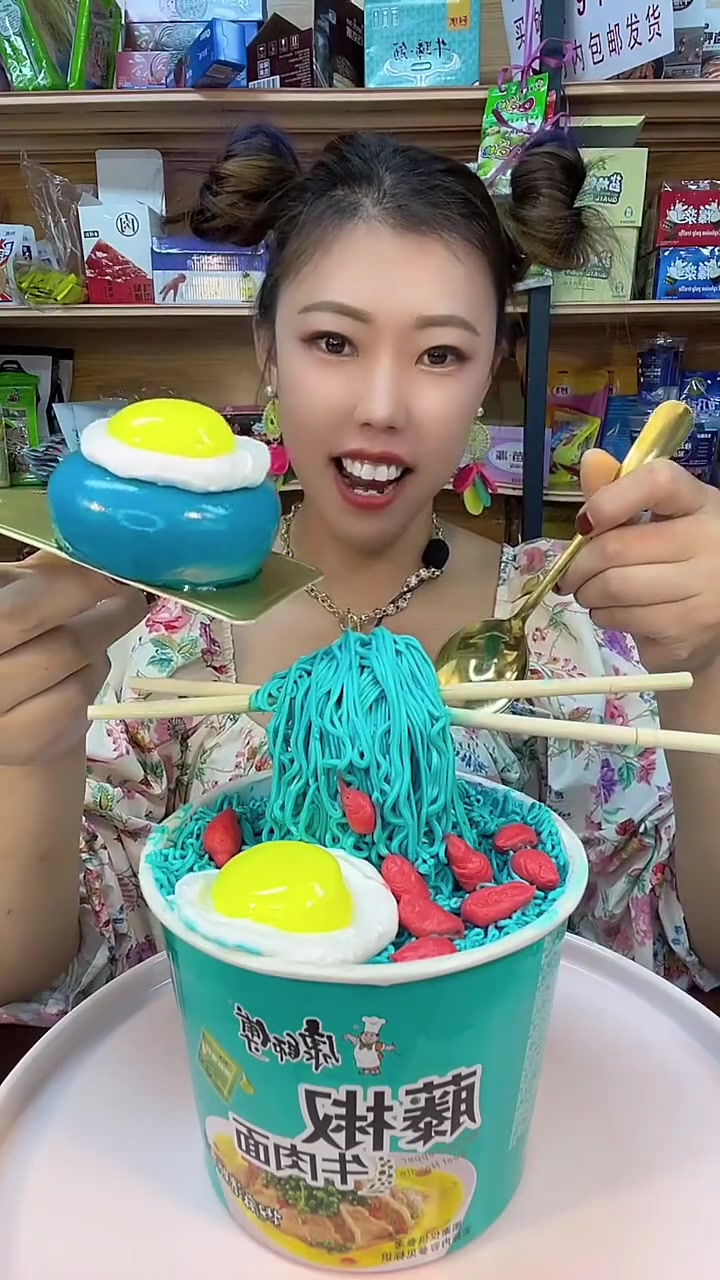 蓝色面条的奇妙之旅,你敢尝一口吗?