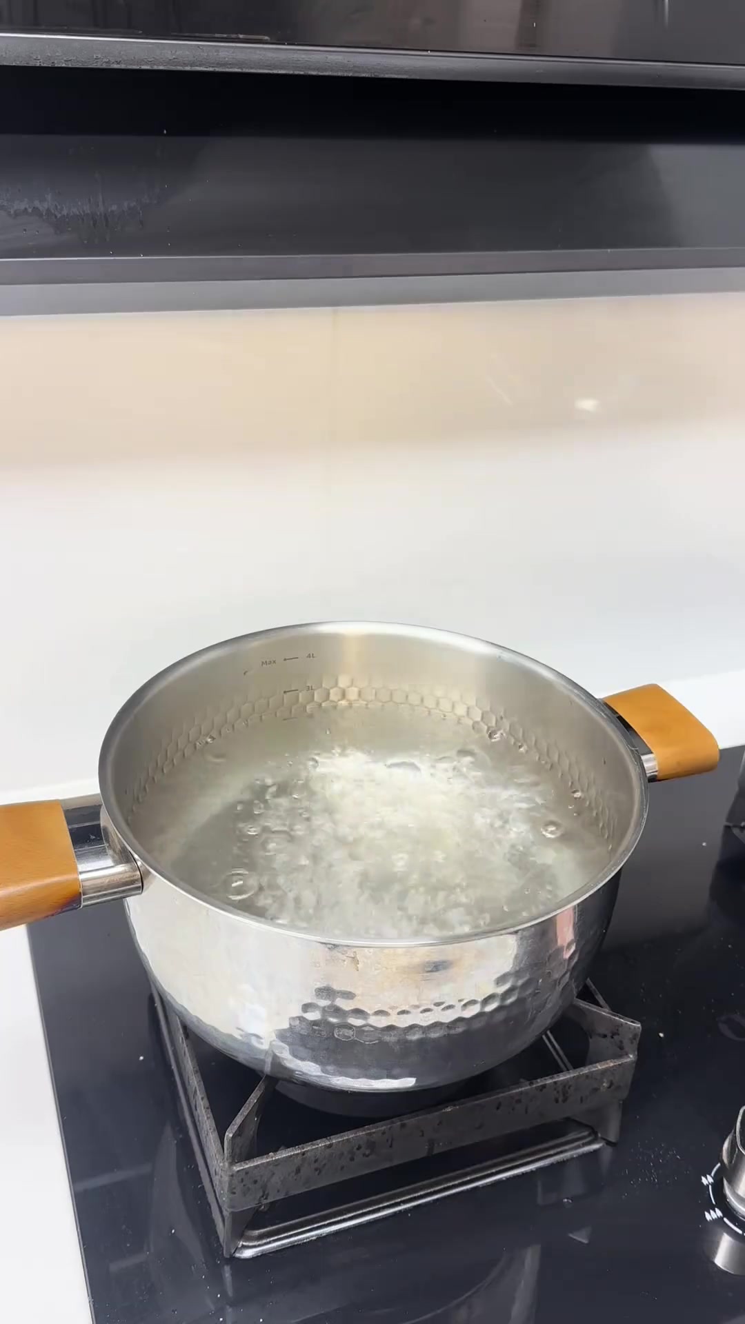 最近的马蹄真新鲜,搭配香菇胡萝卜包饺子太香啦
