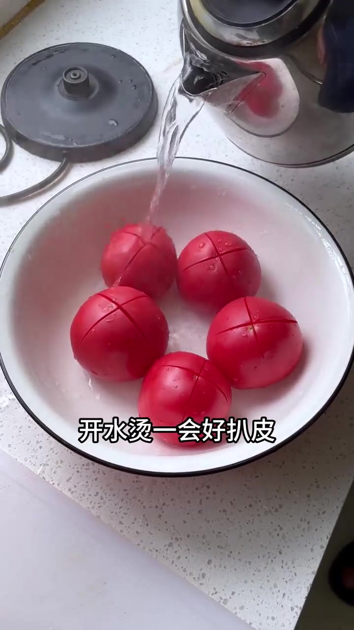 今天给父母做了番茄牛腩打卤面，给我娘染了头发，陪伴父母的日子过的好快，一眨眼就快回去了