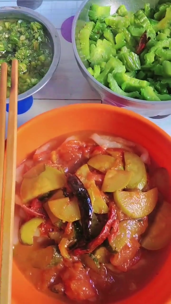 媳妇做了一桌饭