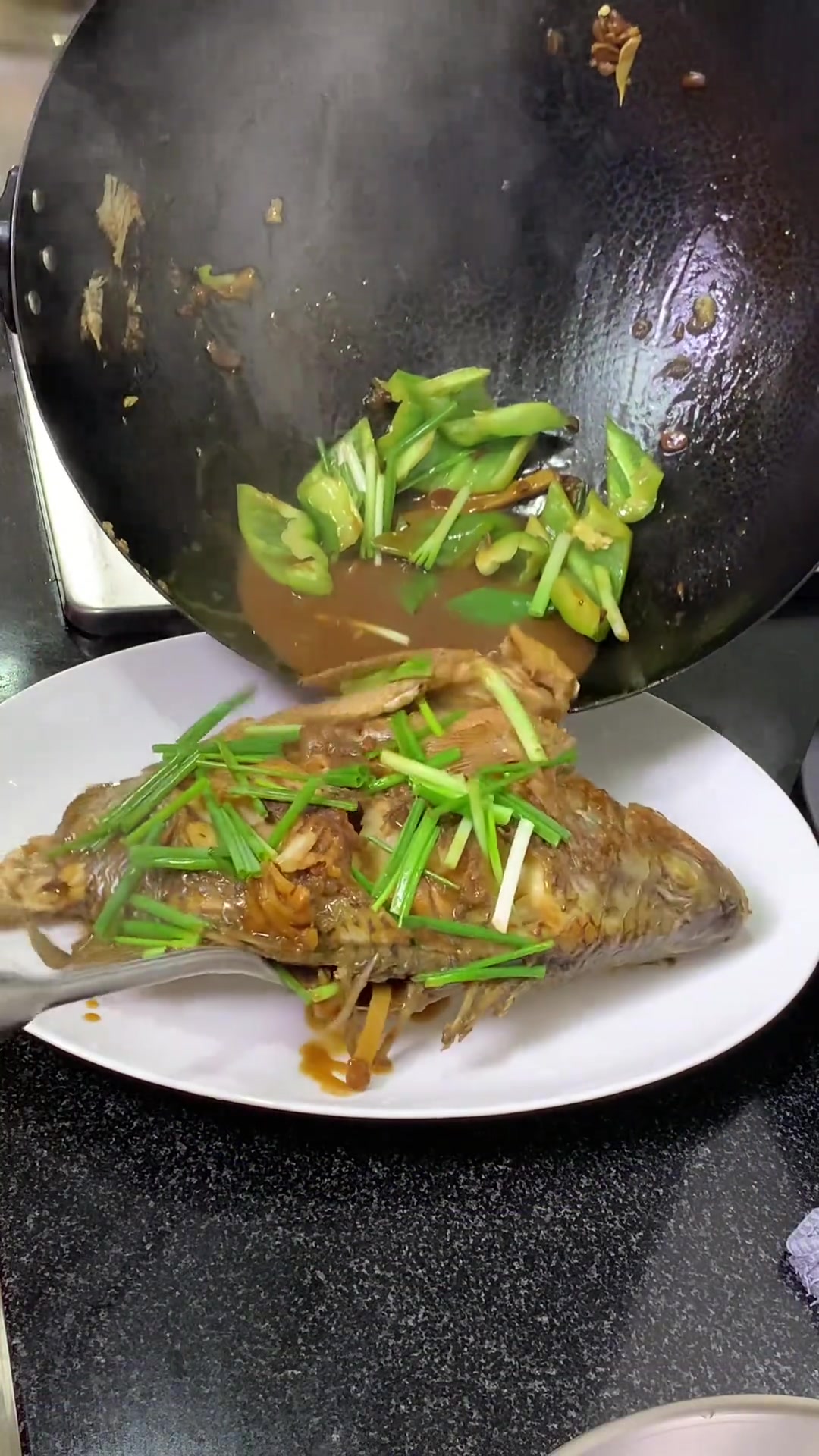 今天的黄豆酱焖罗非鱼真的好好吃，鱼肉又嫩又鲜，小朋友可喜欢吃了