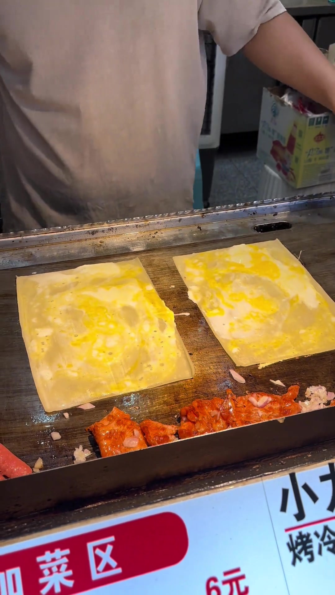要说鸡蛋灌饼的黄金搭档,搭配去卖得最多的就是烤冷面