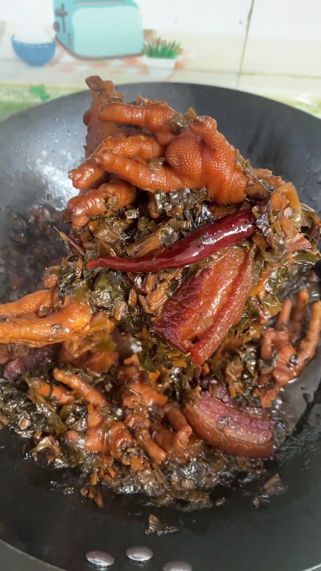 梅菜干炖鸡爪真的太下饭了