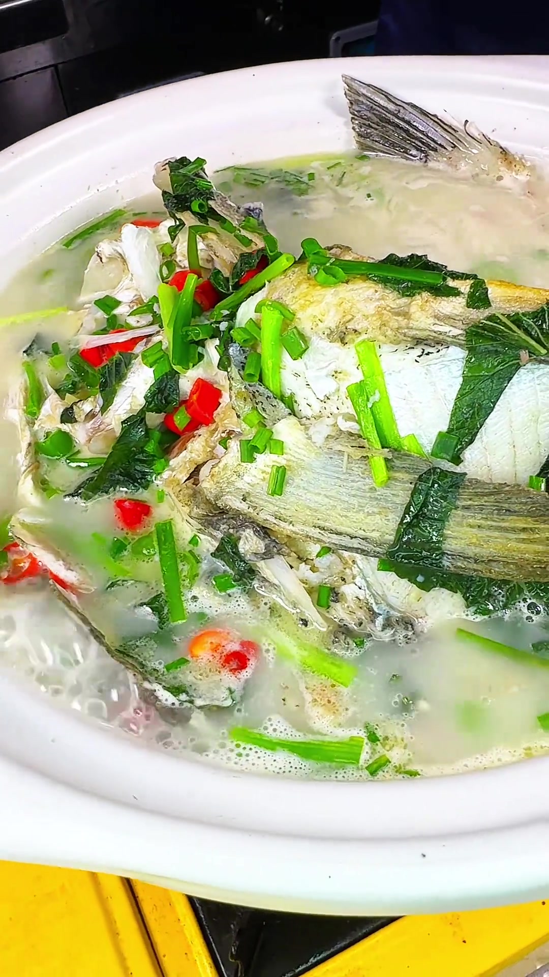 湘菜水煮雄鱼做法:汤汁奶白鱼肉嫩,湖南人最爱