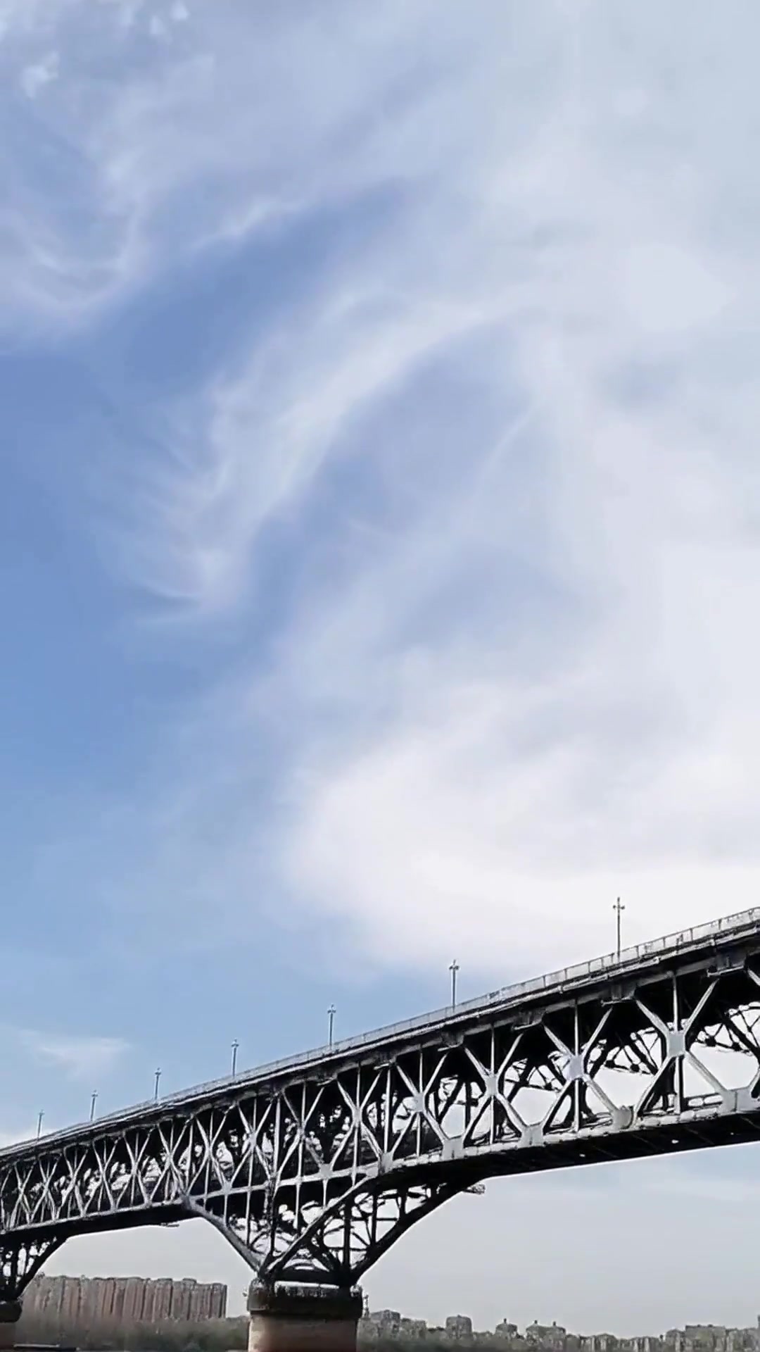 南京长江大桥玻璃栈道,透明走道悬空长江,落日余晖下情侣打卡胜地