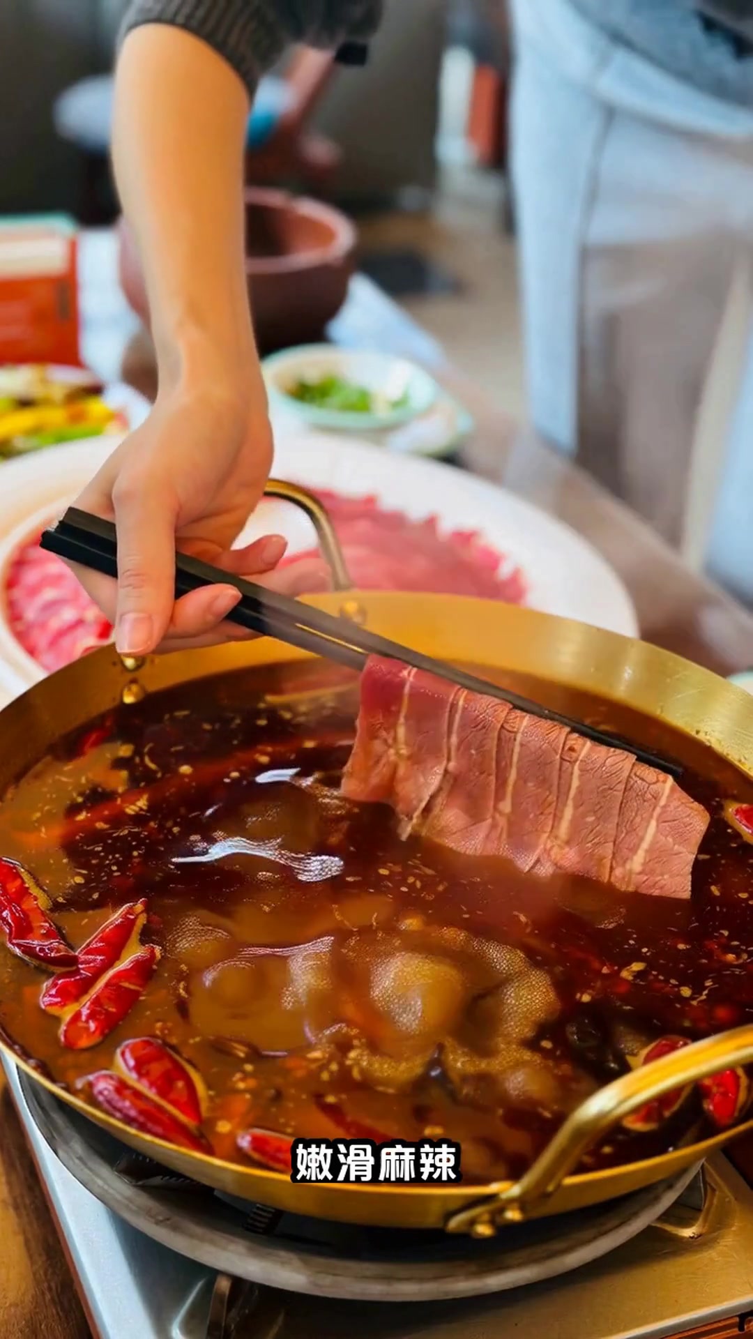 揭秘火锅店麻辣牛肉腌制技巧，肉质滑嫩辣得过瘾，家庭版配方超简单