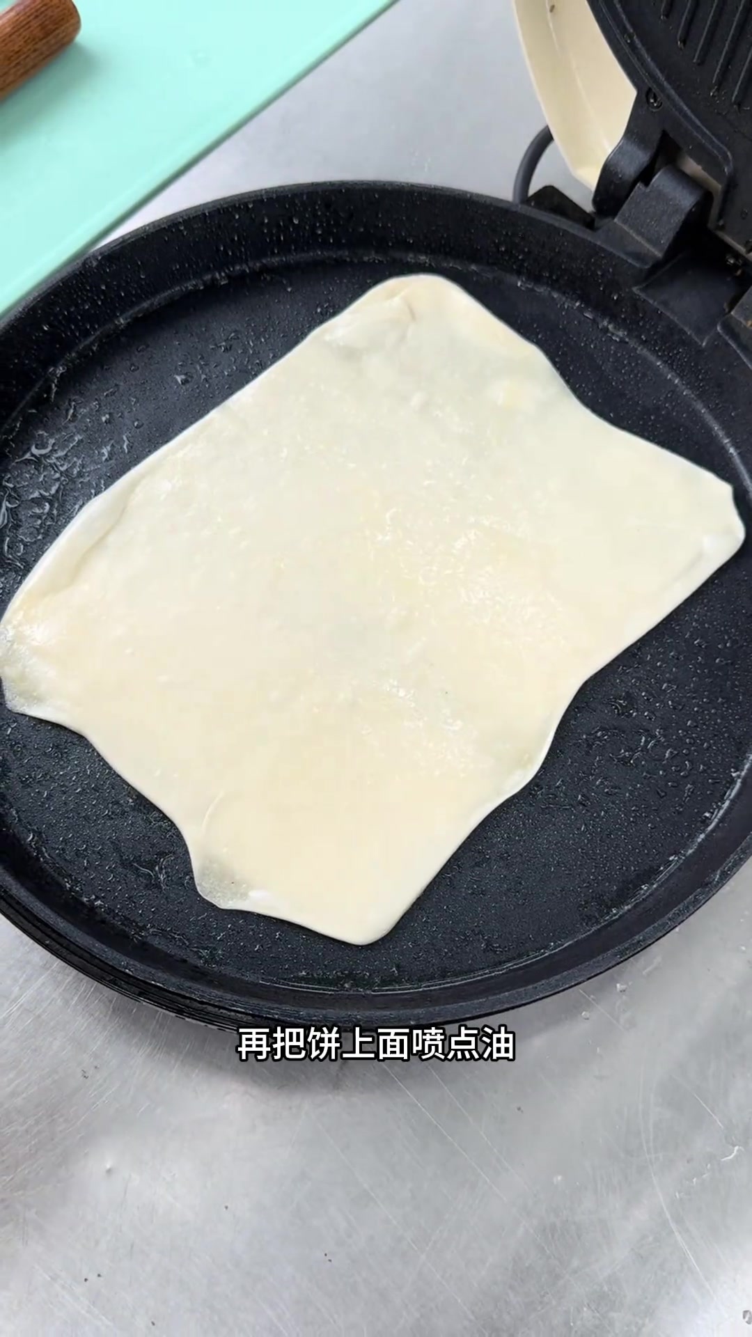 大人小孩都爱吃的鸡蛋灌饼，在家怎么做简单软烀还能鼓大泡