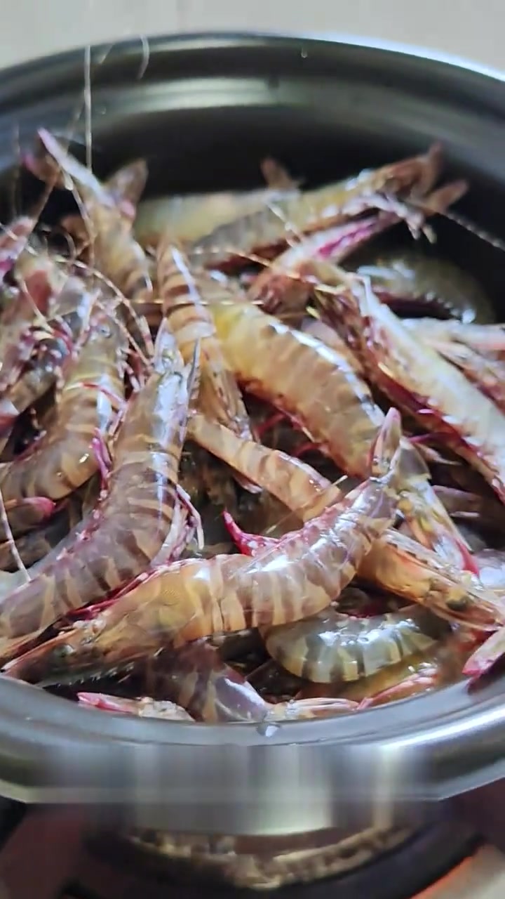 六分钟中火砂锅干焗海虾,记得好好吃饭