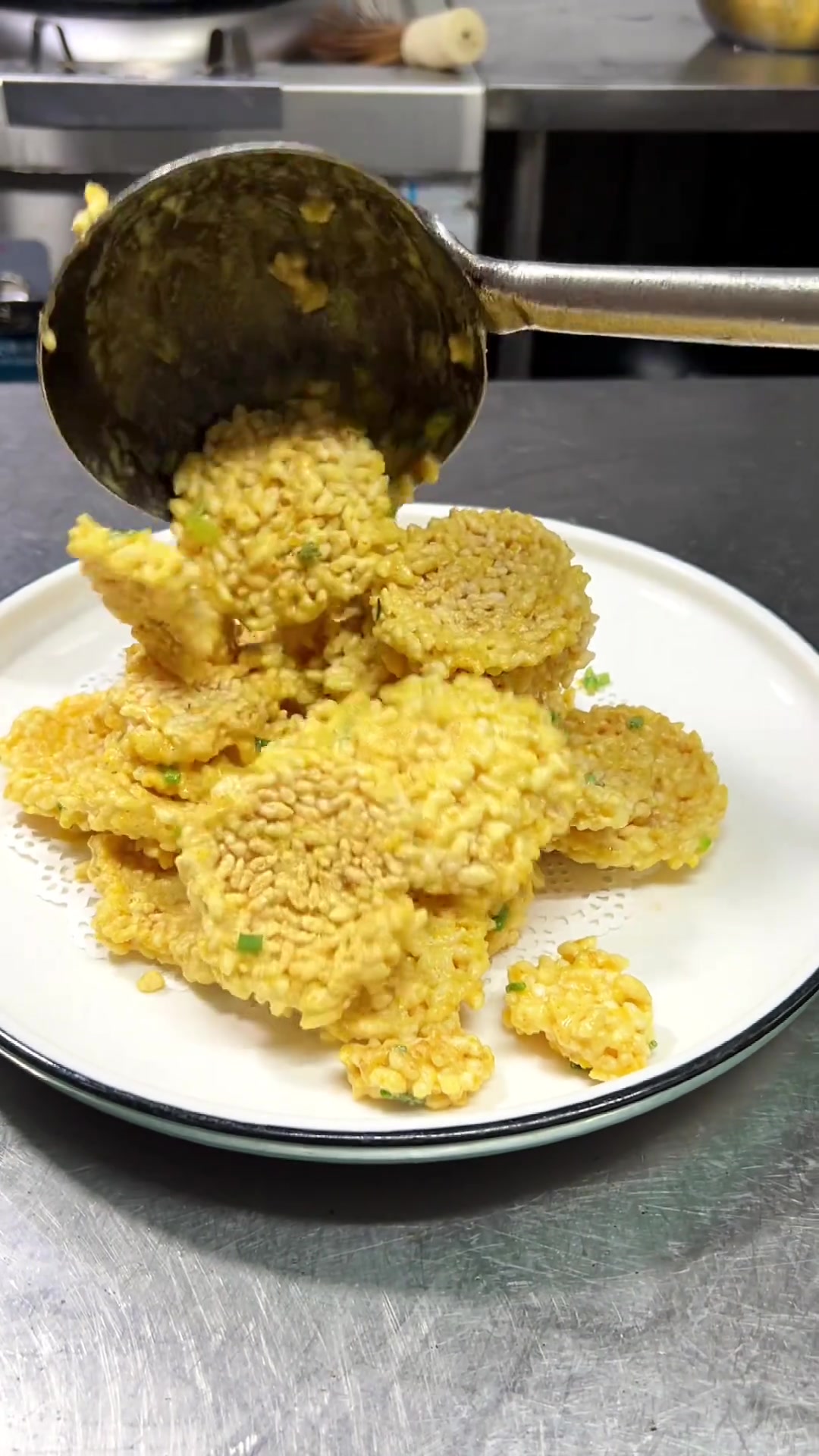 咸蛋黄焗锅巴香酥好吃，老人小孩都爱吃