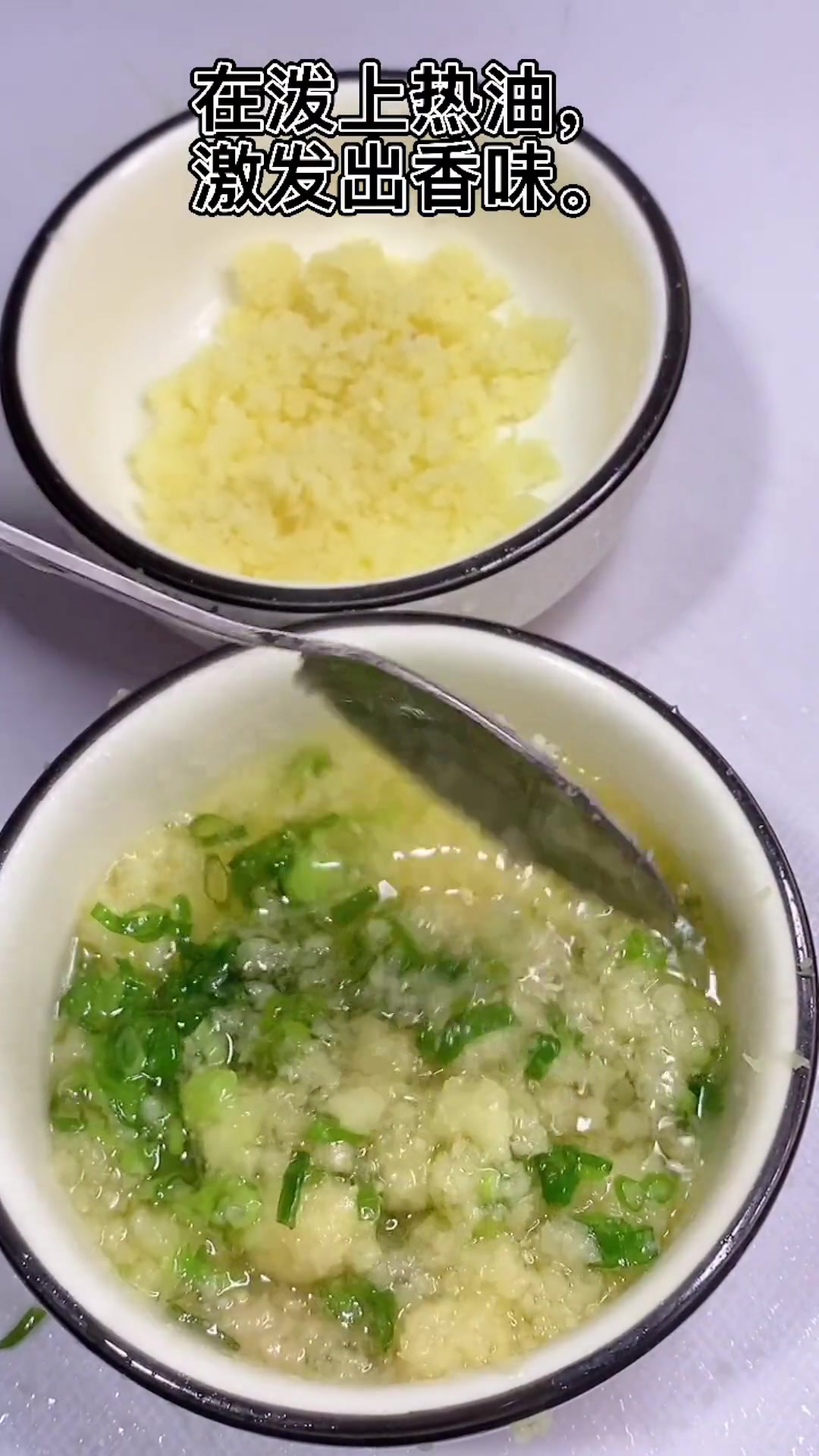 白切鸡好吃做法：皮脆肉滑蘸灵魂酱料味道绝了