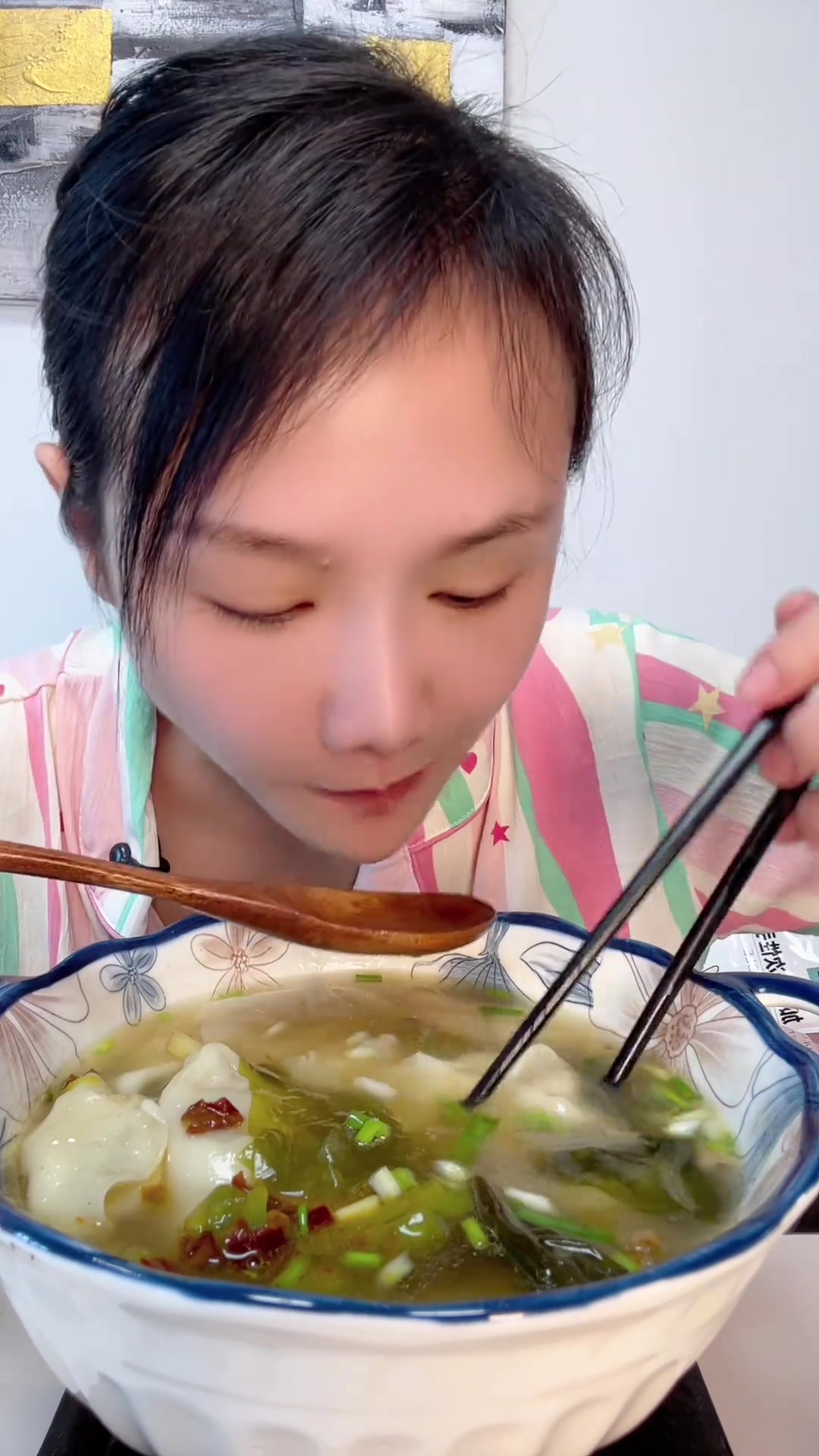 昨天打火锅剩的一点海带嫩苗炒又不够一盘我妈给煮馄饨汤里了也好好吃改天我要用这个包饺子肯定也