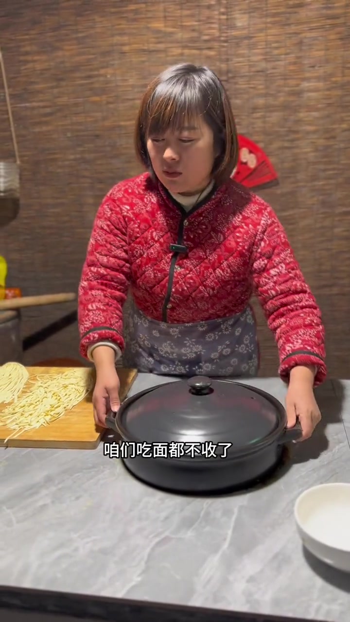 手擀卤肉面，太香了，没有什么是一碗面解决不了的，我家小老二就爱吃自己擀的面，真的好吃
