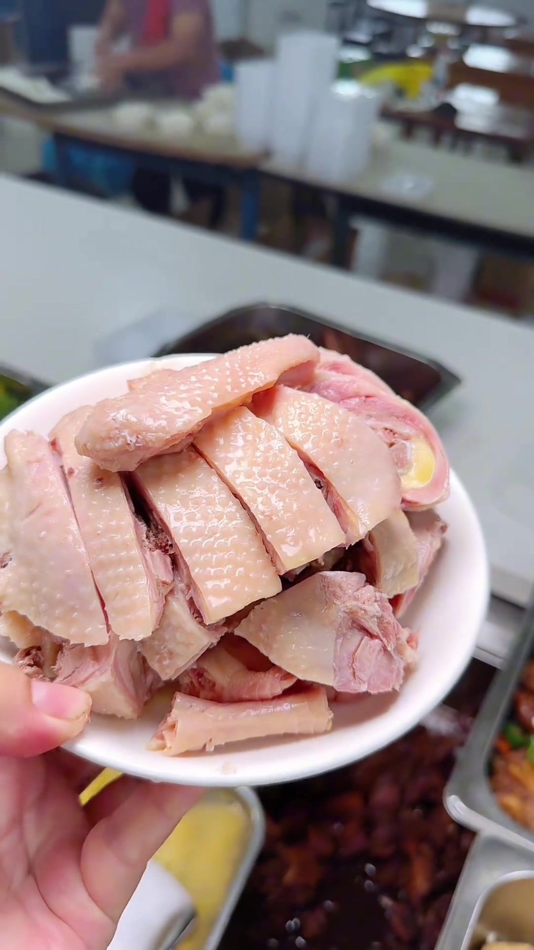 工厂食堂,自己养的老鹅,普通的家常小菜