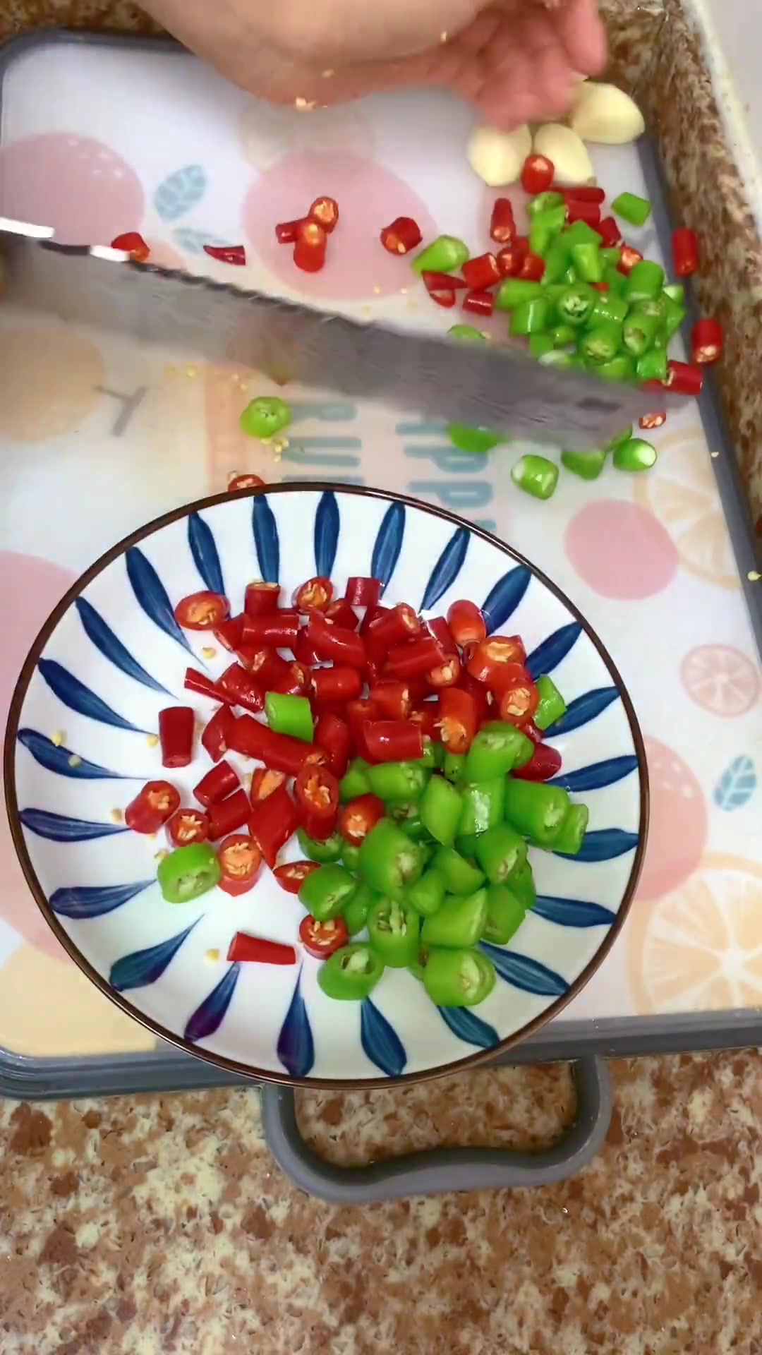 今天在家复制跷脚牛肉面里的双椒牛肉拌面～香辣过瘾!你们真的得去试试!