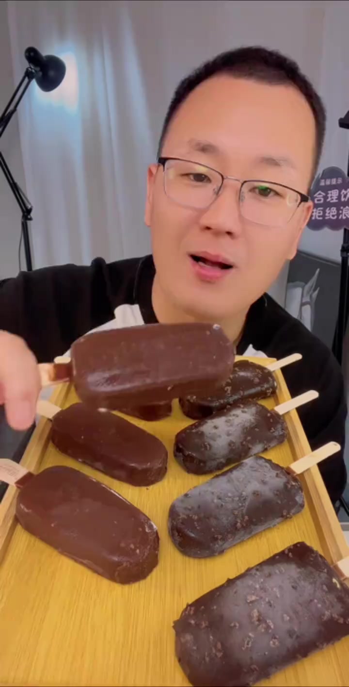 来一期厚厚的巧克力脆皮雪糕