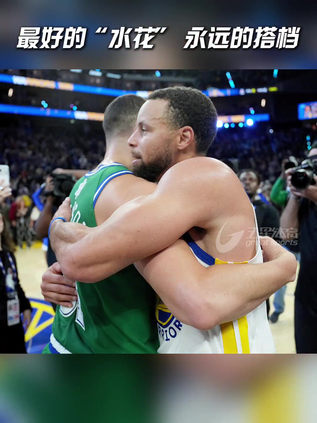 NBA常规赛,克莱·汤普森重返大通中心,收到全场欢呼!库里赛前赛后都主动上前与老搭档打招呼