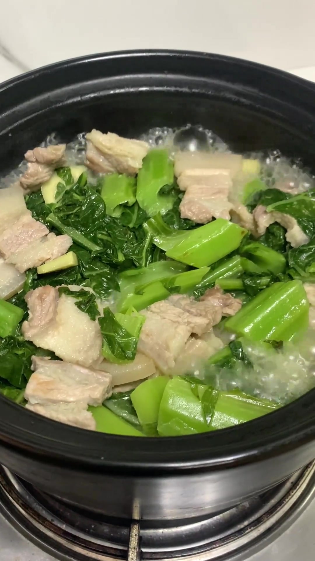 五花肉春菜煲经典做法,家里老人孩子的最爱,怎么吃都不腻