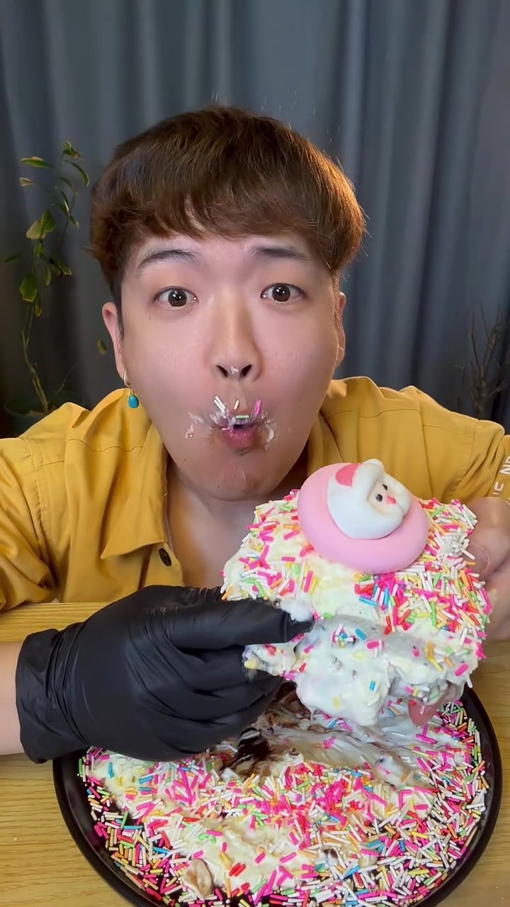 圣诞限定，做了美味的奶油蛋糕，多种糖果混搭在一起，超级好吃！