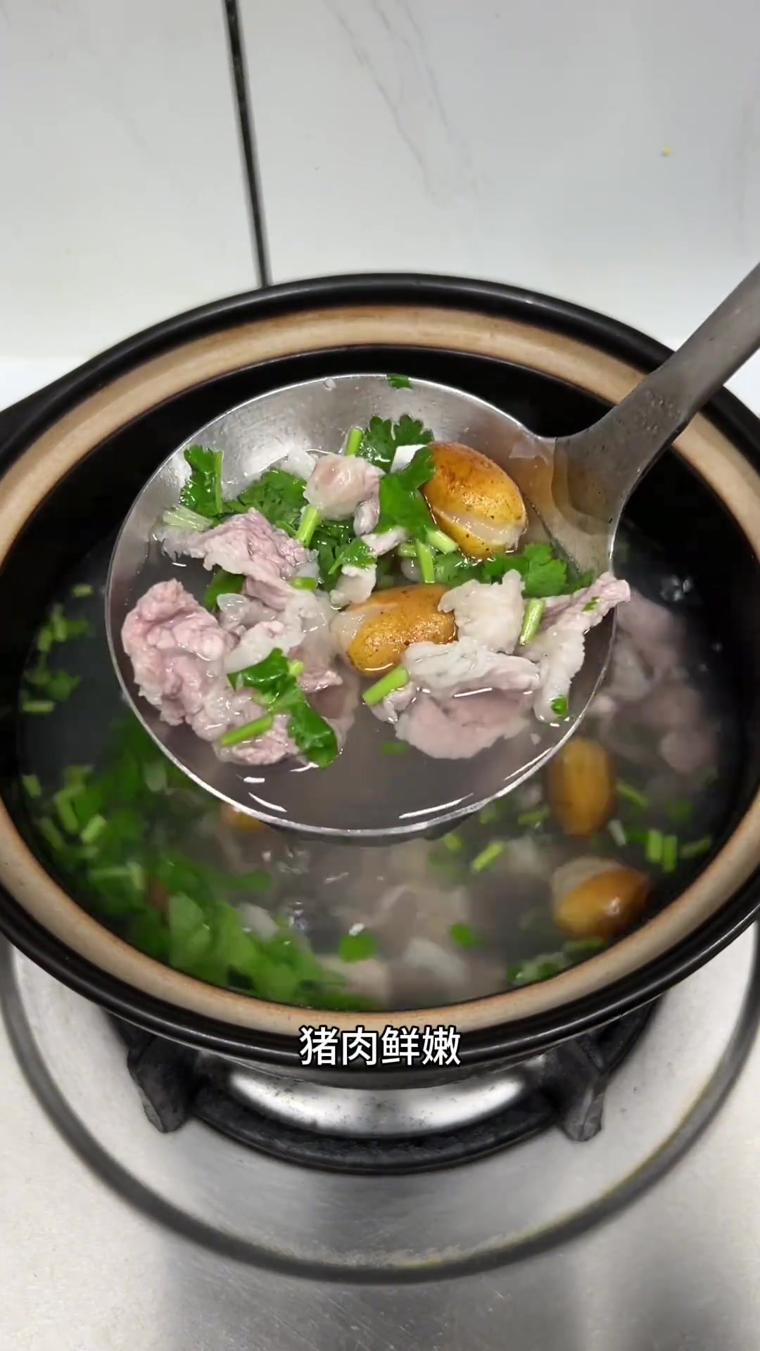 用黄皮煮猪肉汤，汤水有黄皮的果香味，猪肉鲜嫩，真好吃