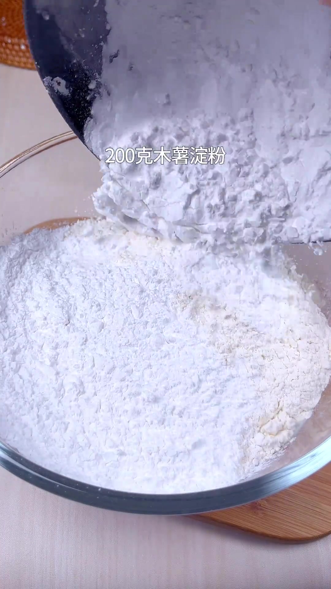 搅一搅拌一拌就能做好吃的牛奶松糕，做法特别简单