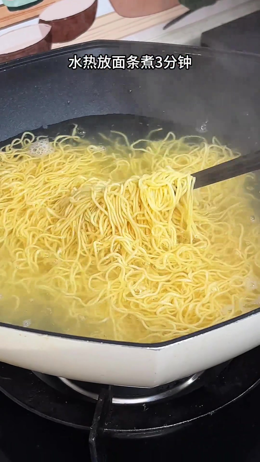 我家孩子很爱吃茶餐厅的豉油皇炒面,其实自己在家做一样好吃,口感有韧劲香味浓郁好好吃啊