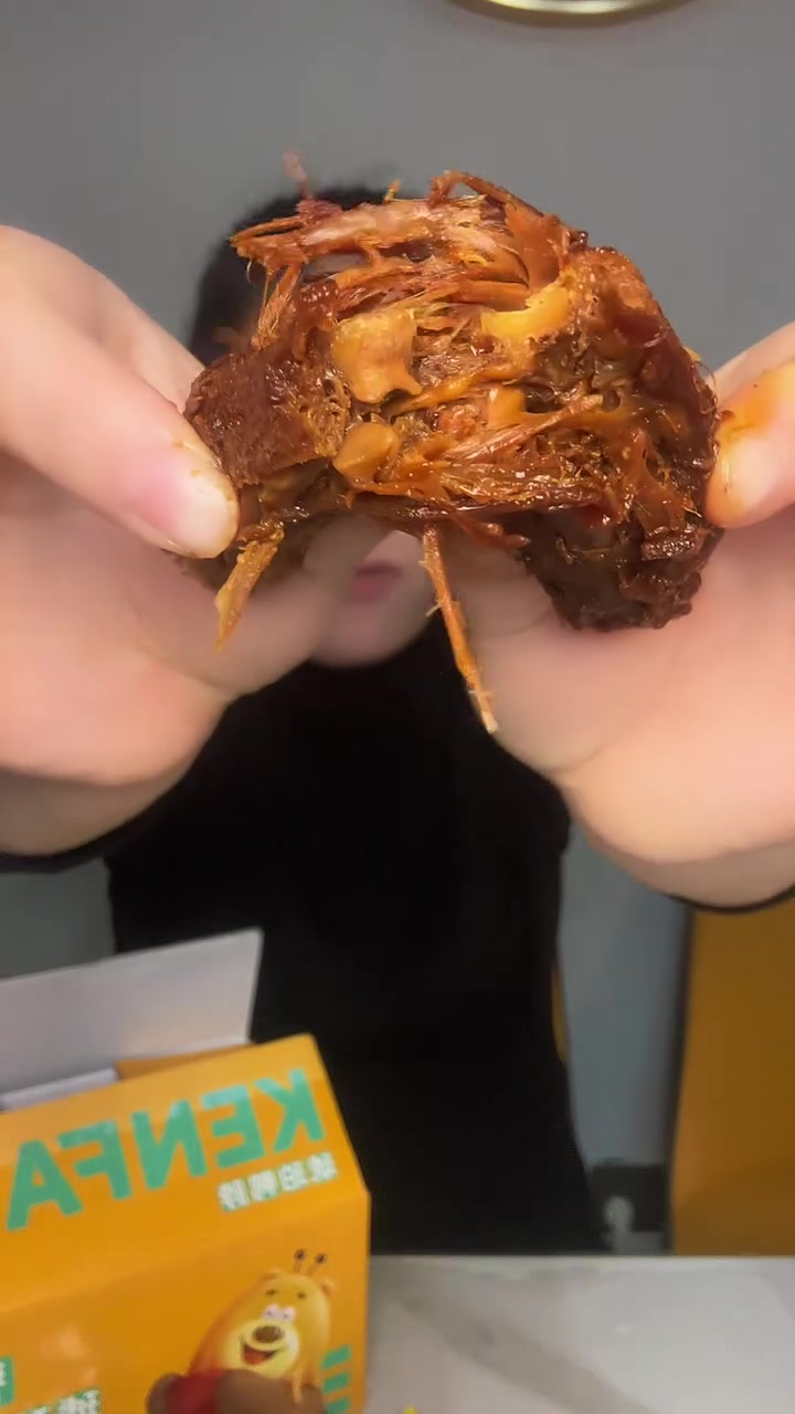 啃发家的鸭脖,是这是我吃过最好吃的鸭脖了,蜜辣味的当做休闲小零食,黑鸭味的可以搭配主食～