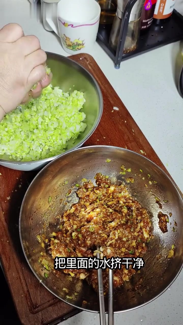 自己做的馄饨皮包馄饨，皮薄馅大一口咬下超香