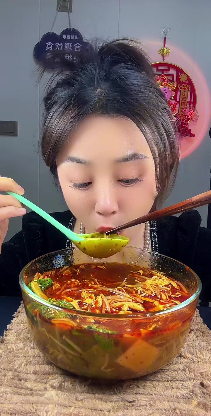 米线来喽!我太馋了,无敌香 是重麻重辣呦