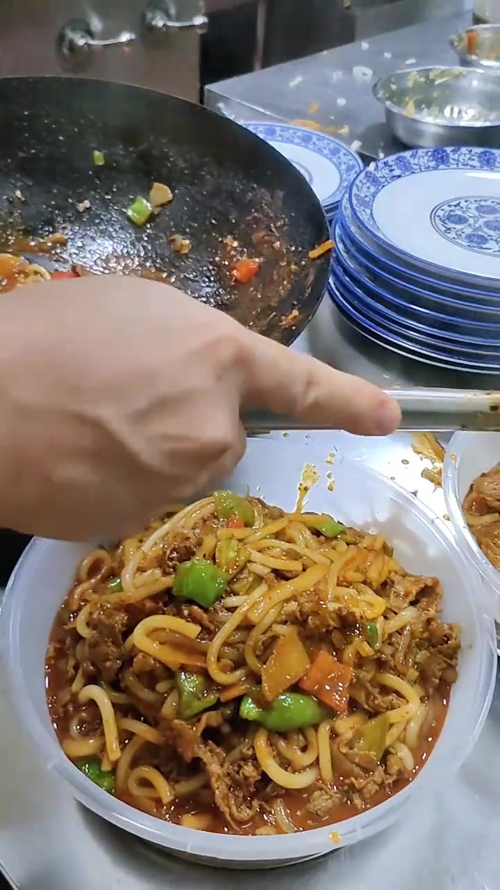今天打包带走两份宁夏炒肉片,打回家加热一样的好吃