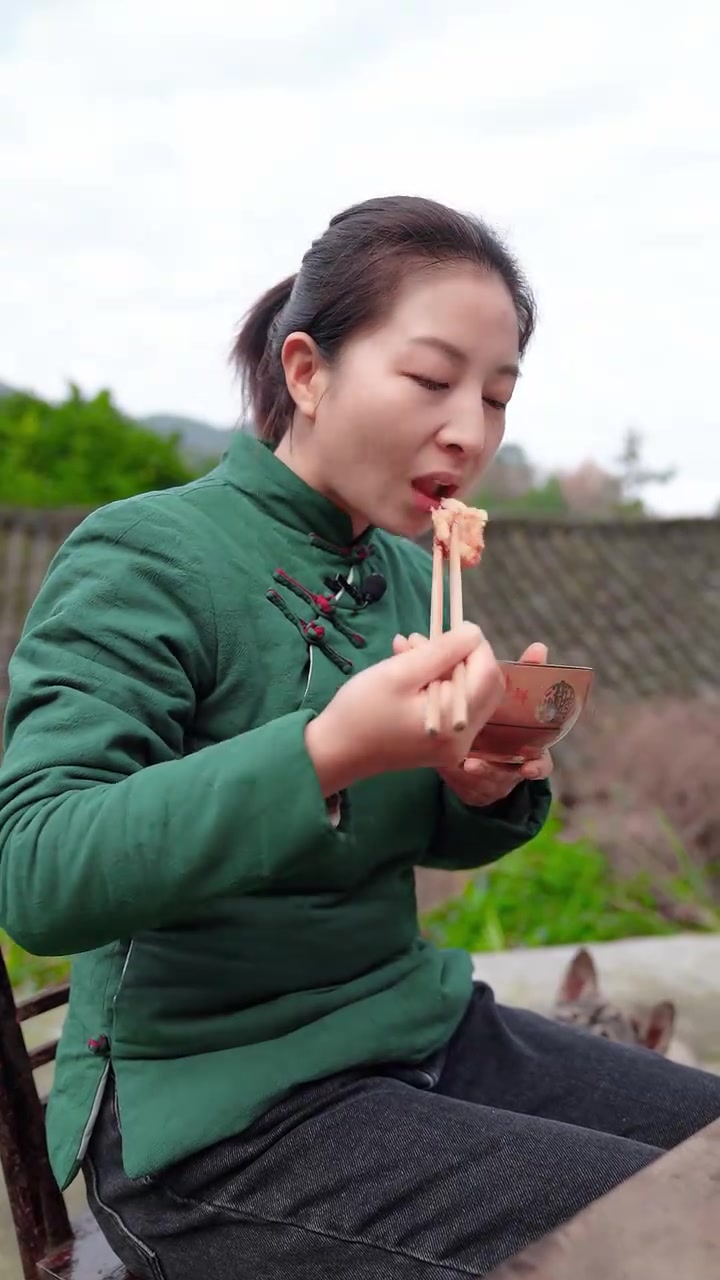 糍粑你喜欢怎么做来吃呢?用新糯米打了爱吃的糍粑,好吃得很,纯手工做法就是有点费力!