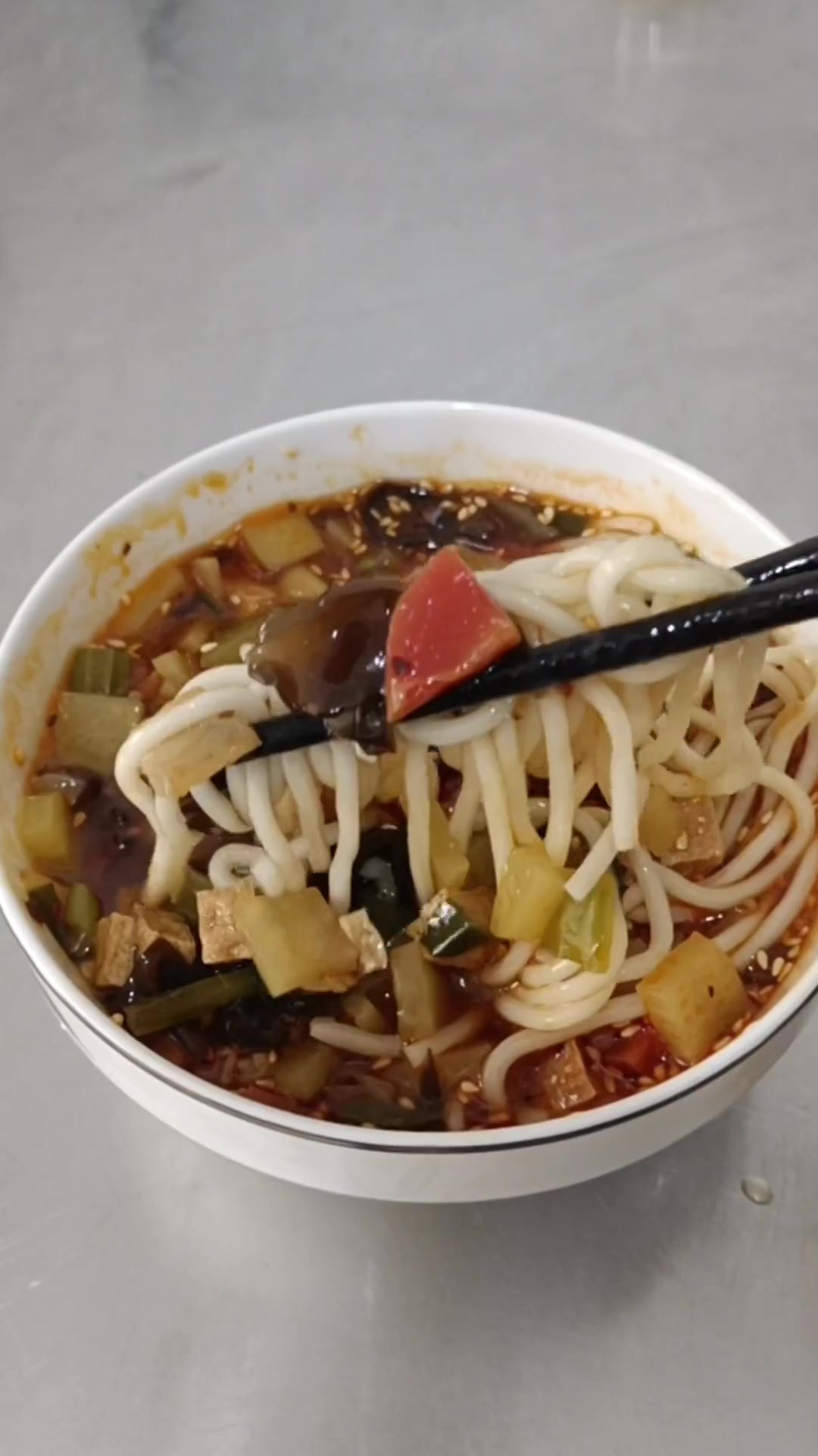 臊子面来啦简单好做又好吃请大家参考，美食天天有想吃跟我走，每天分享一道家常菜感谢大家的支持