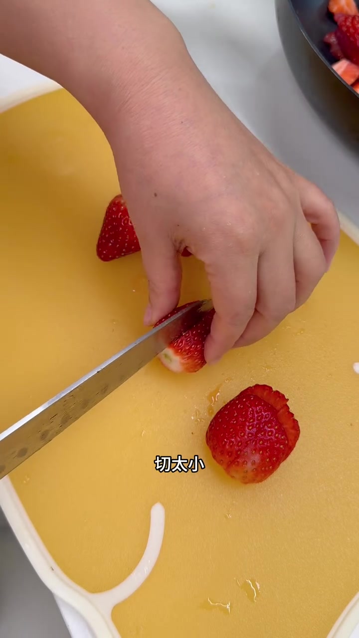 冬日里的第一个「草莓蛋糕」全家一起给外甥女过生日，就连出去吃饭还要我带个凉菜 草莓蛋糕 生