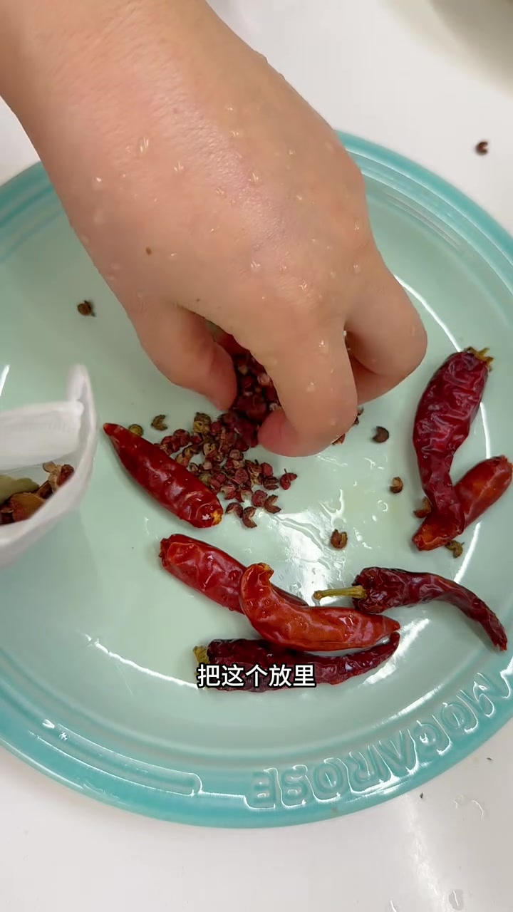 好朋友来家小聚「羊蝎子火锅」和「番茄火锅」又安排了煎牛肉,大家都吃的超美……火锅 烤肉