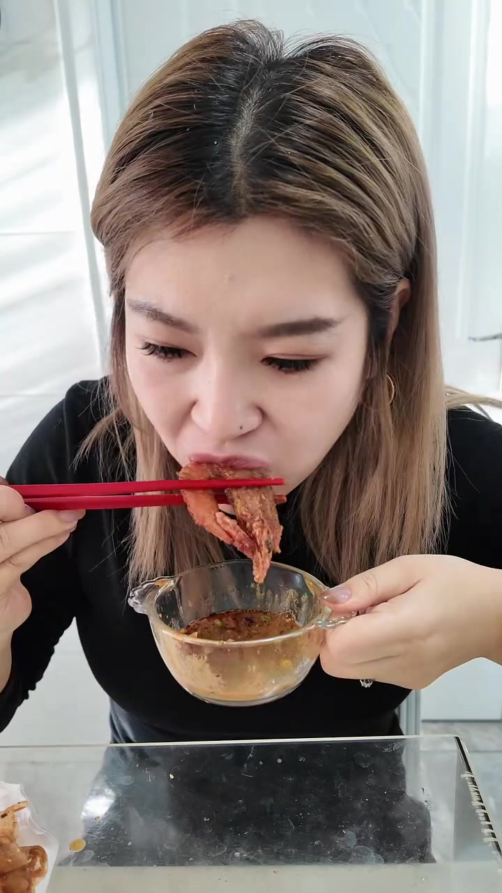 下雪了我们这!在家吃王婆大虾锅简直不要太幸福