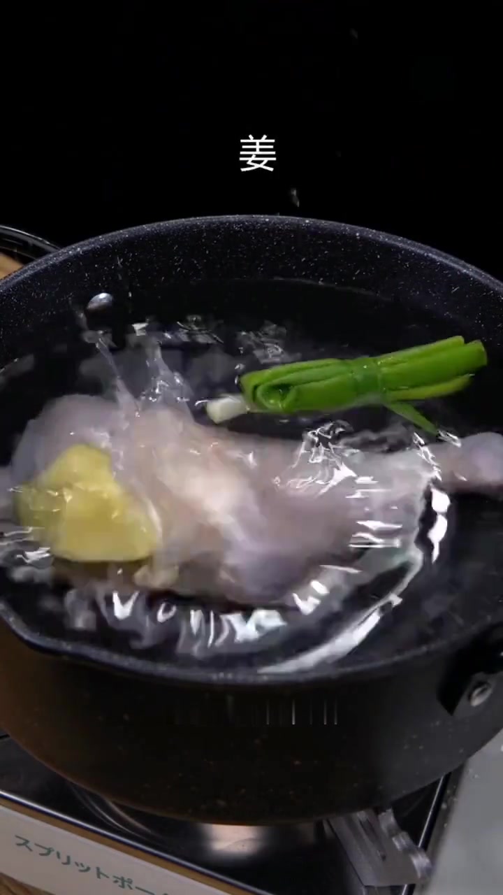 白斩鸡蘸秘制调料,香到舔手指!